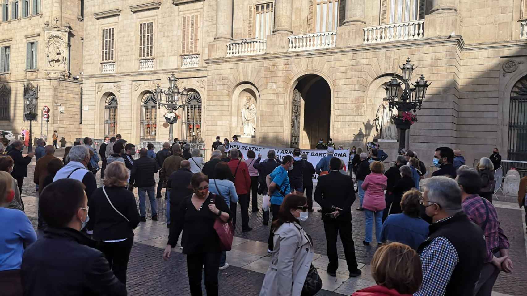 Manifestación este jueves contra Colau en la plaza de Sant Jaume / GUILLEM ANDRÉS