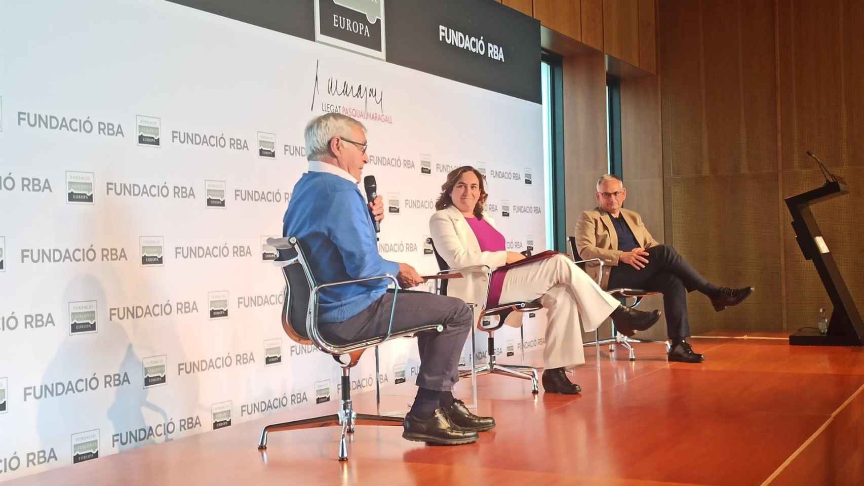 La alcaldesa de Barcelona, Ada Colau, y el alcalde de València, Joan Ribó, durante la conferencia / FUNDACIÓ CATALUNYA EUROPA