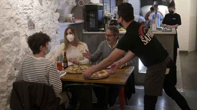 Varias personas en el interior de un restaurante / EUROPA PRESS