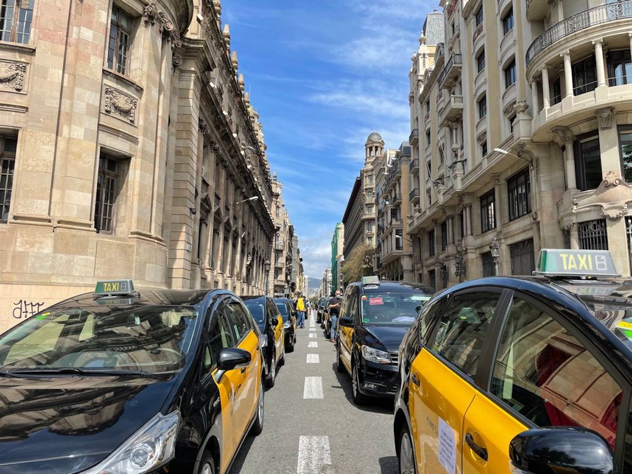 Taxistas colapsan Via Laietana en su marcha lenta contra los VTC / DAVID GORMAN