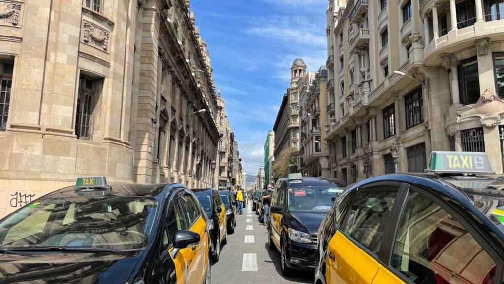 Taxistas colapsan Via Laietana en su marcha lenta contra los VTC / DAVID GORMAN