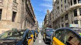 Taxistas colapsan Via Laietana en su marcha lenta contra los VTC / DAVID GORMAN