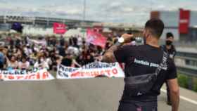 Un antiguo trabajador de la empresa de Cornellà habla en la manifestación por Xavi Cayuela / CEDIDA