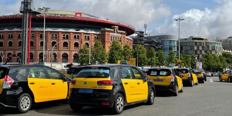 Taxistas cruzan plaza Espanya hacia la Gran Via en la marcha de este jueves / DAVID GORMAN