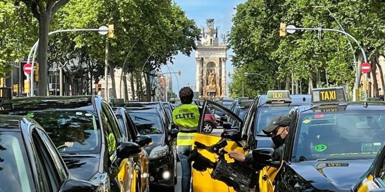 Taxistas avanzan por la Gran Via de Barcelona en la marcha lenta de este jueves / DAVID GORMAN