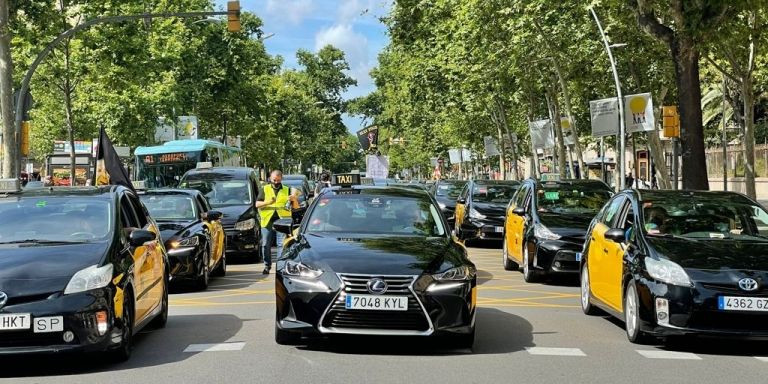 Cientos de taxis avanzan por la Gran Via en una marcha lenta / DAVID GORMAN