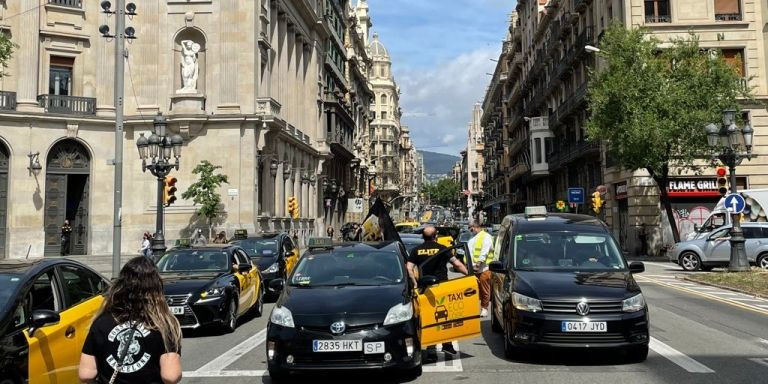 Taxis en Via Laietana en la marcha lenta de este jueves / DAVID GORMAN