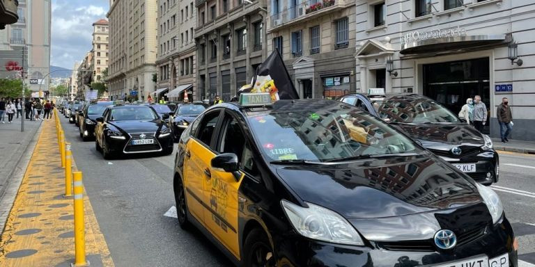 Taxis en Via Laietana en la marcha lenta de este jueves / DAVID GORMAN