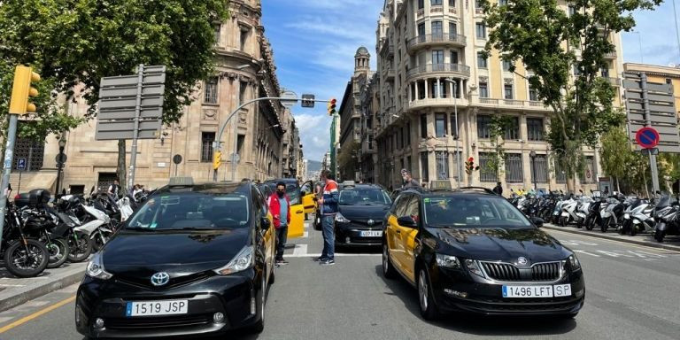 Taxis en Via Laietana en la marcha lenta de este jueves / DAVID GORMAN