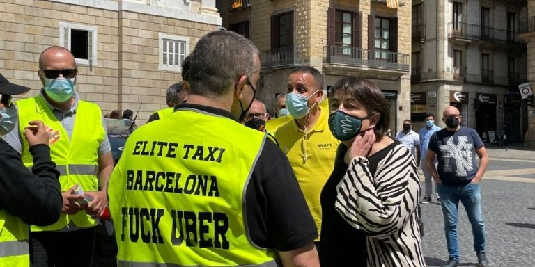 Rosa Alarcón y Tito Álvarez charlan en plaza Sant Jaume / DAVID GORMAN