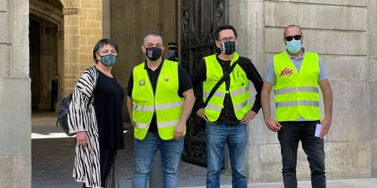 Representantes del taxi y Rosa Alarcón, frente al Ayuntamiento antes de la reunión / DAVID GORMAN