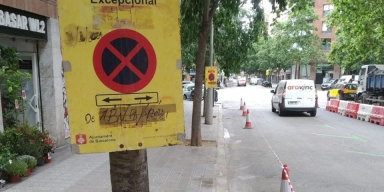 La señal que no se entiende colgada del árbol en la calle de Dos de Maig / METRÓPOLI - JORDI SUBIRANA