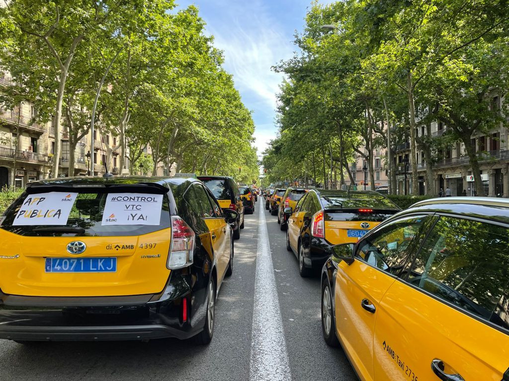 Cientos de taxis avanzan por la Gran Via en una marcha lenta / DAVID GORMAN