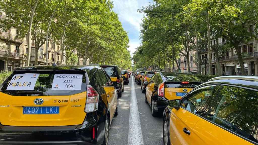 Cientos de taxis avanzan por la Gran Via en una marcha lenta / DAVID GORMAN