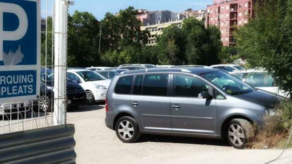 Aparcamiento en los terrenos de las antiguas 'casernes' de Sant Andreu, donde ahora se construirá el tanatorio / METRÓPOLI