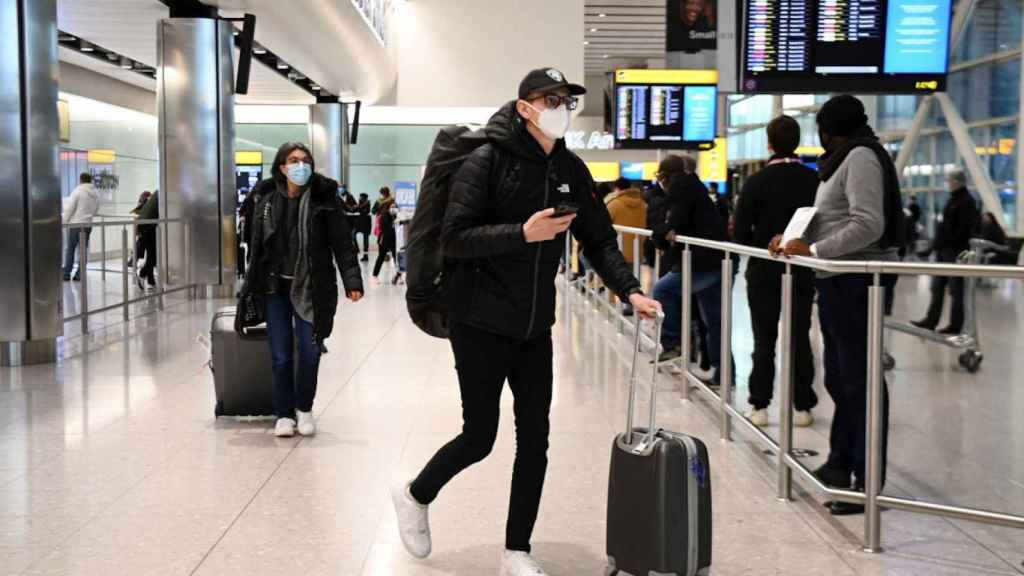 Viajeros en un aeropuerto en una imagen de archivo / EFE