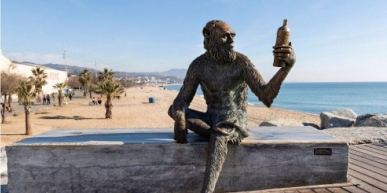 La estatua de Anís del Mono, frente al Pont del Petroli de Badalona / ANÍS DEL MONO