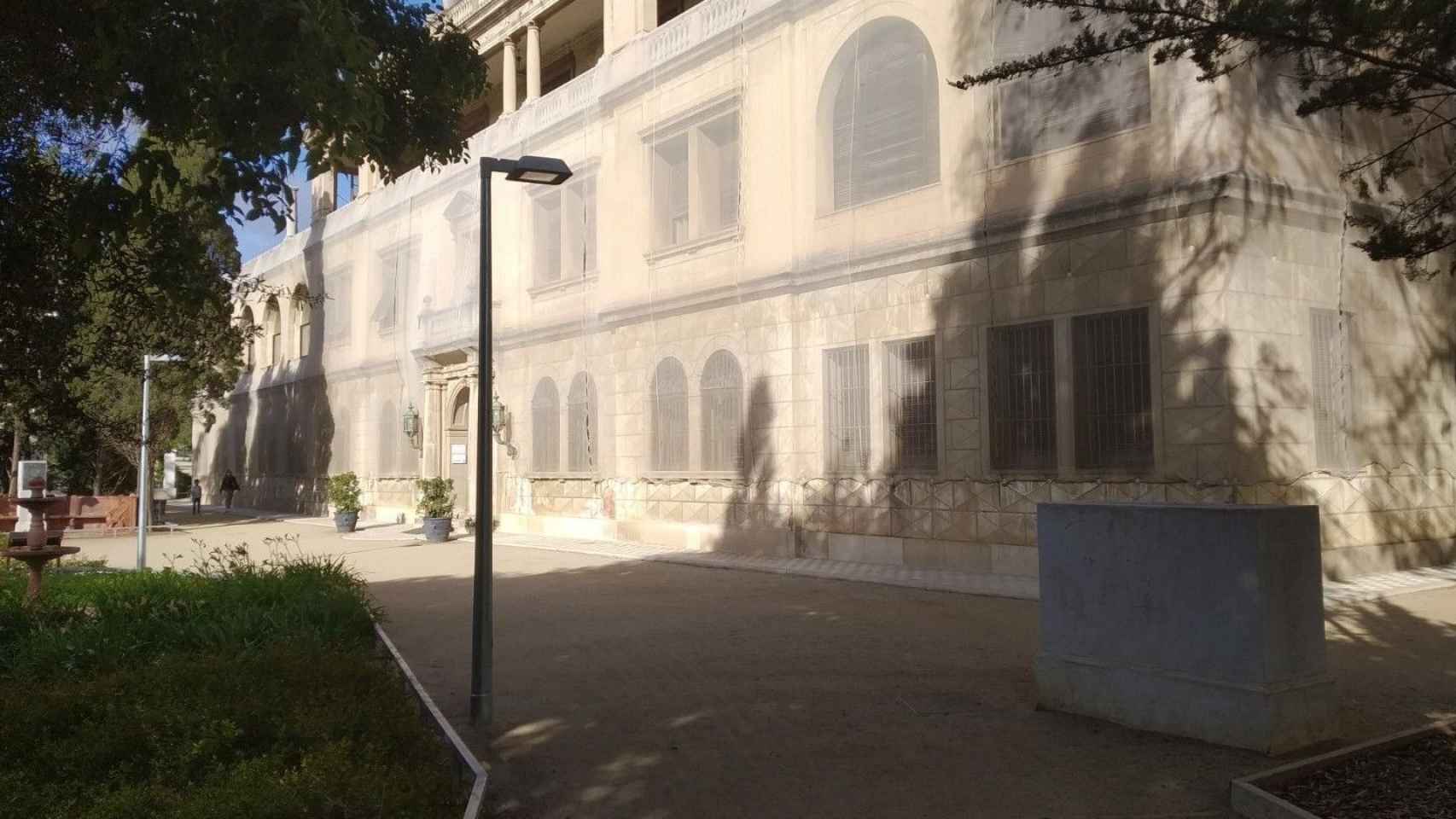 El edificio del doctor Pla i Armengol junto al pedestal de la escultura vacío, en el Guinardó / METRÓPOLI - JORDI SUBIRANA