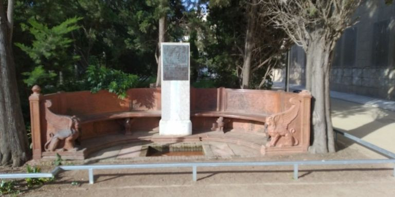 El monumento al Doctor Pla i Armengol, en frente de la escultura / METRÓPOLI - JORDI SUBIRANA