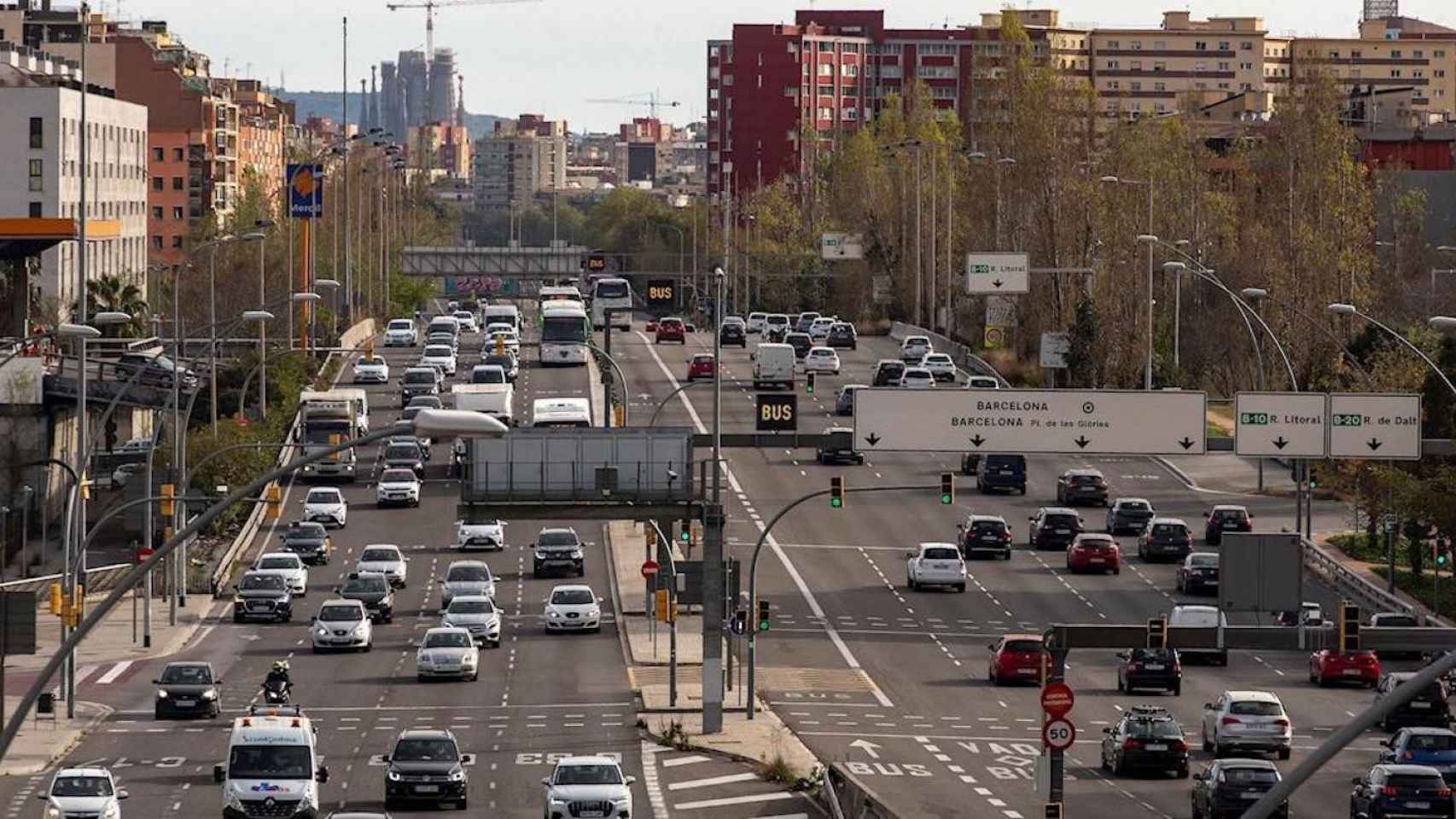 Vehículos circulan para salir de Barcelona / EFE