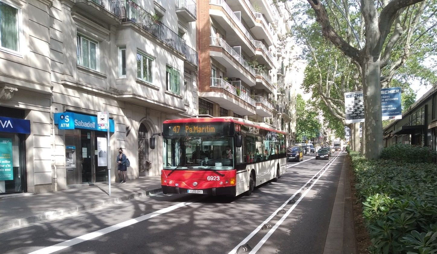 Un autobús circulando por el carril estrecho del paseo de Sant Joan / METRÓPOLI