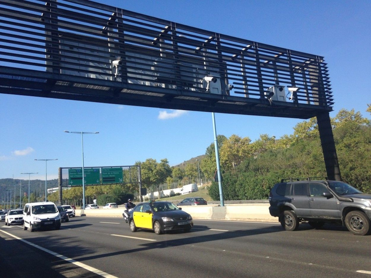 Radar de tramo en la Ronda de Dalt / AYUNTAMIENTO DE BARCELONA