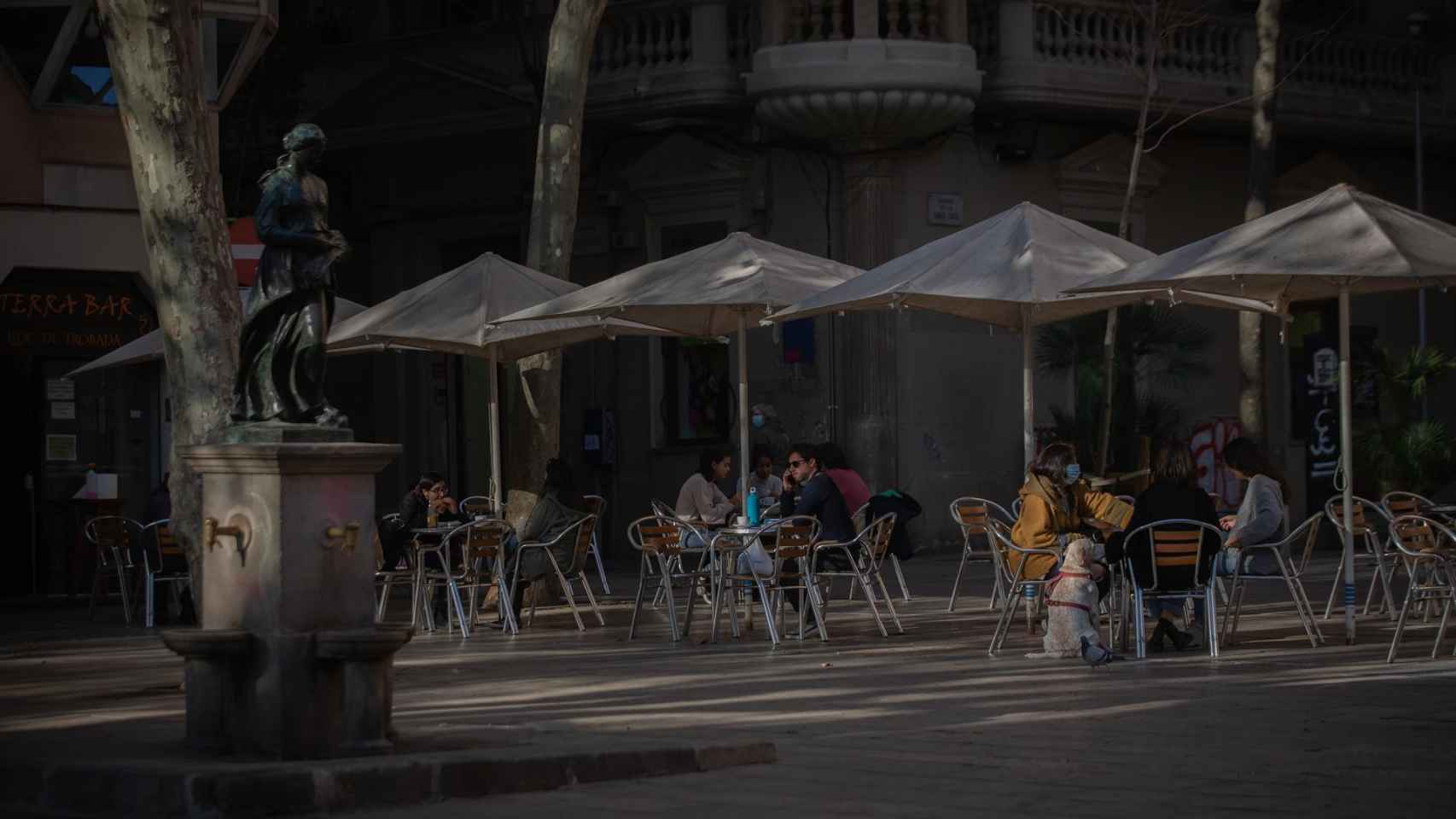 Varias personas en una terraza de Barcelona / EUROPA PRESS - David Zorrakino