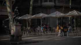 Varias personas en una terraza de Barcelona / EUROPA PRESS - David Zorrakino