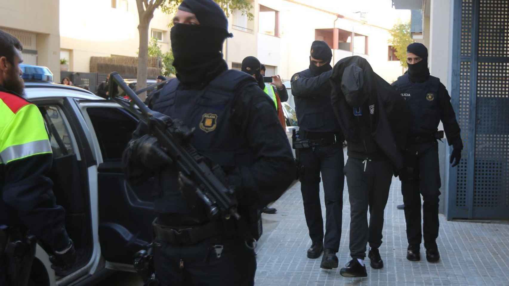 Los Mossos d'Esquadra detienen a una persona en una imagen de archivo / DANNY CAMINAL / VÍDEO: ATLAS