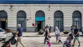 Gente paseando frente al Espacio de Información y Orientación Barcelona Cuida / AYUNTAMIENTO BARCELONA