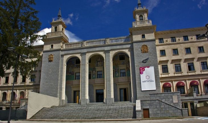 Exterior de la Universidad Isabel I de Castilla