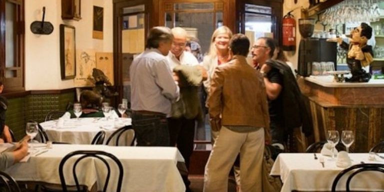 Clientes de Can Lluís en el restaurante / METRÓPOLI - ARNAU MAS