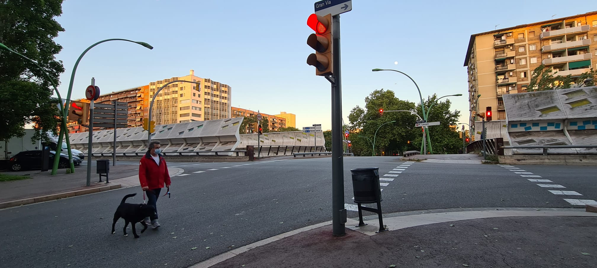 Cruce de la Gran Via donde ha fallecido el joven en patinete / MA