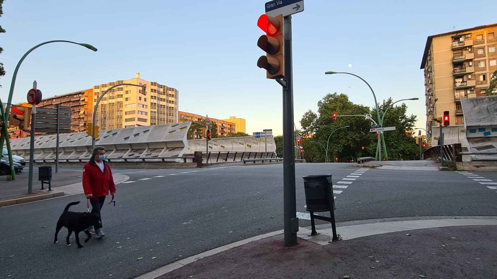 Cruce de la Gran Via donde ha fallecido el joven en patinete / MA