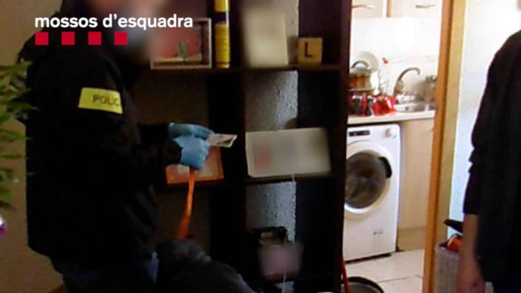 Los mossos registran la casa de los estafadores que suplantaron la identidad de sus víctimas / MOSSOS