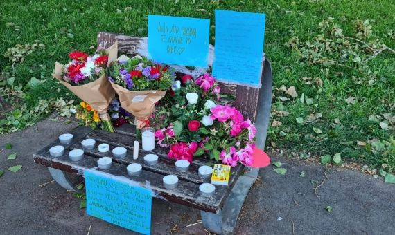 Flores en recuerdo del joven fallecido