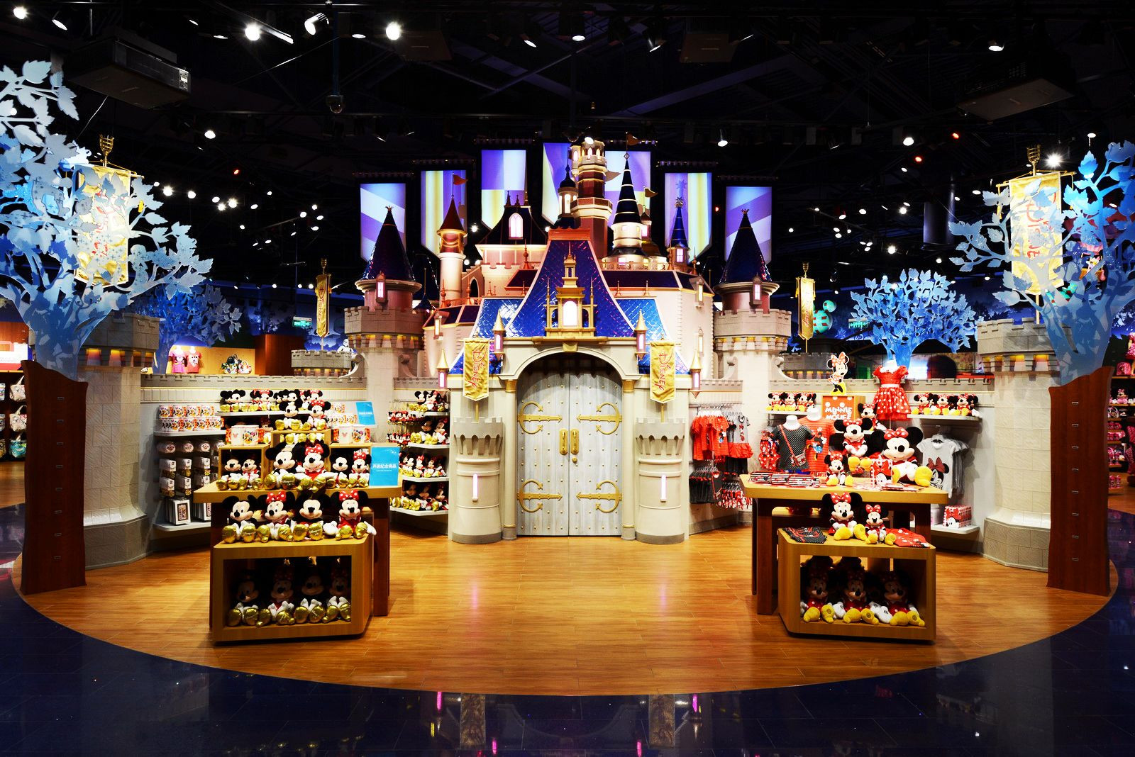 Interior de una macrotienda de Disney Store / DISNEY