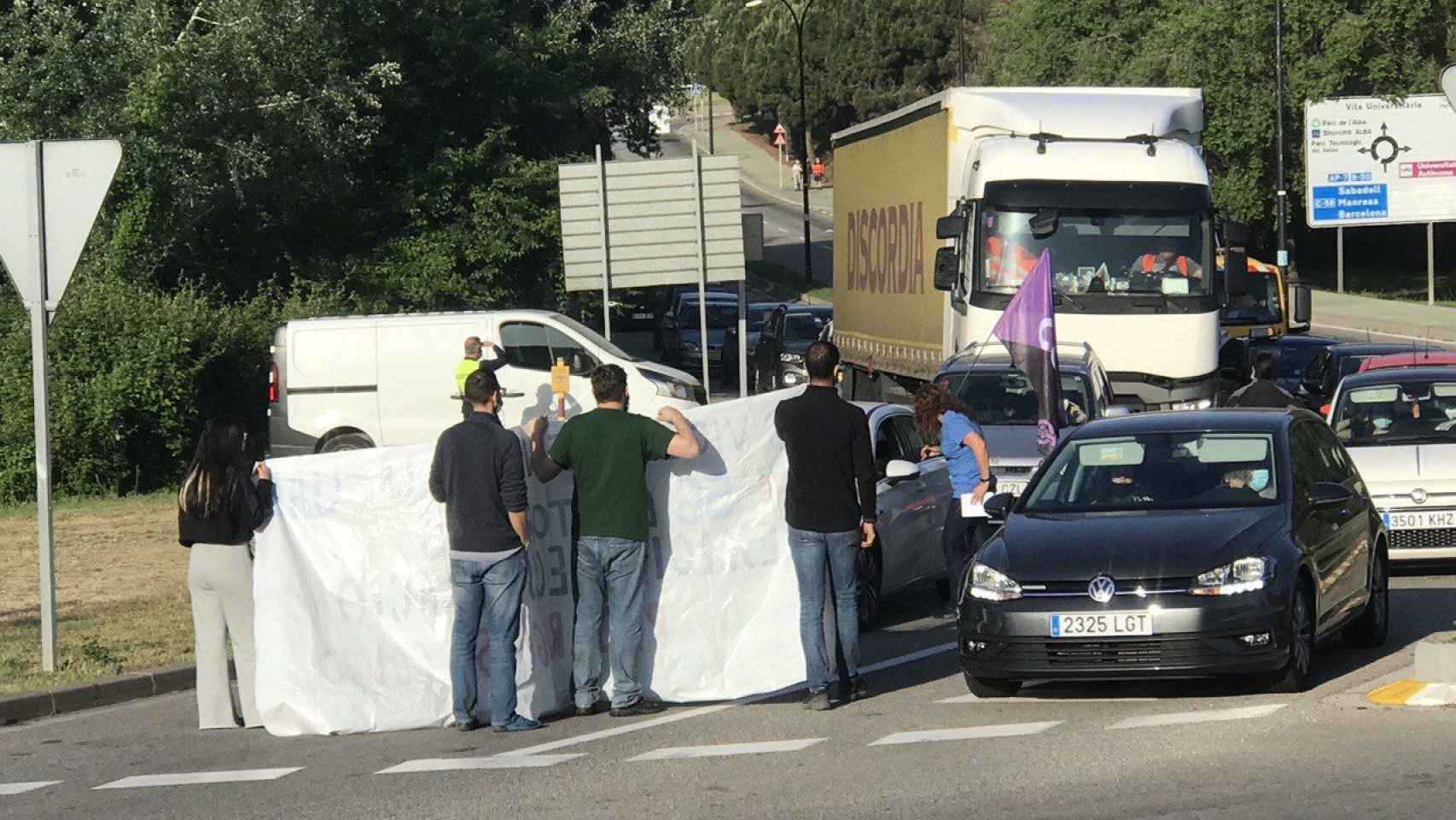 Piquete de trabajadores de la UAB ante la convocatoria de huelga de personal / CGT