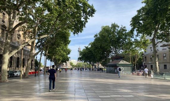 La Rambla con mucho menos movimiento del habitual en el mes de mayo / METRÓPOLI