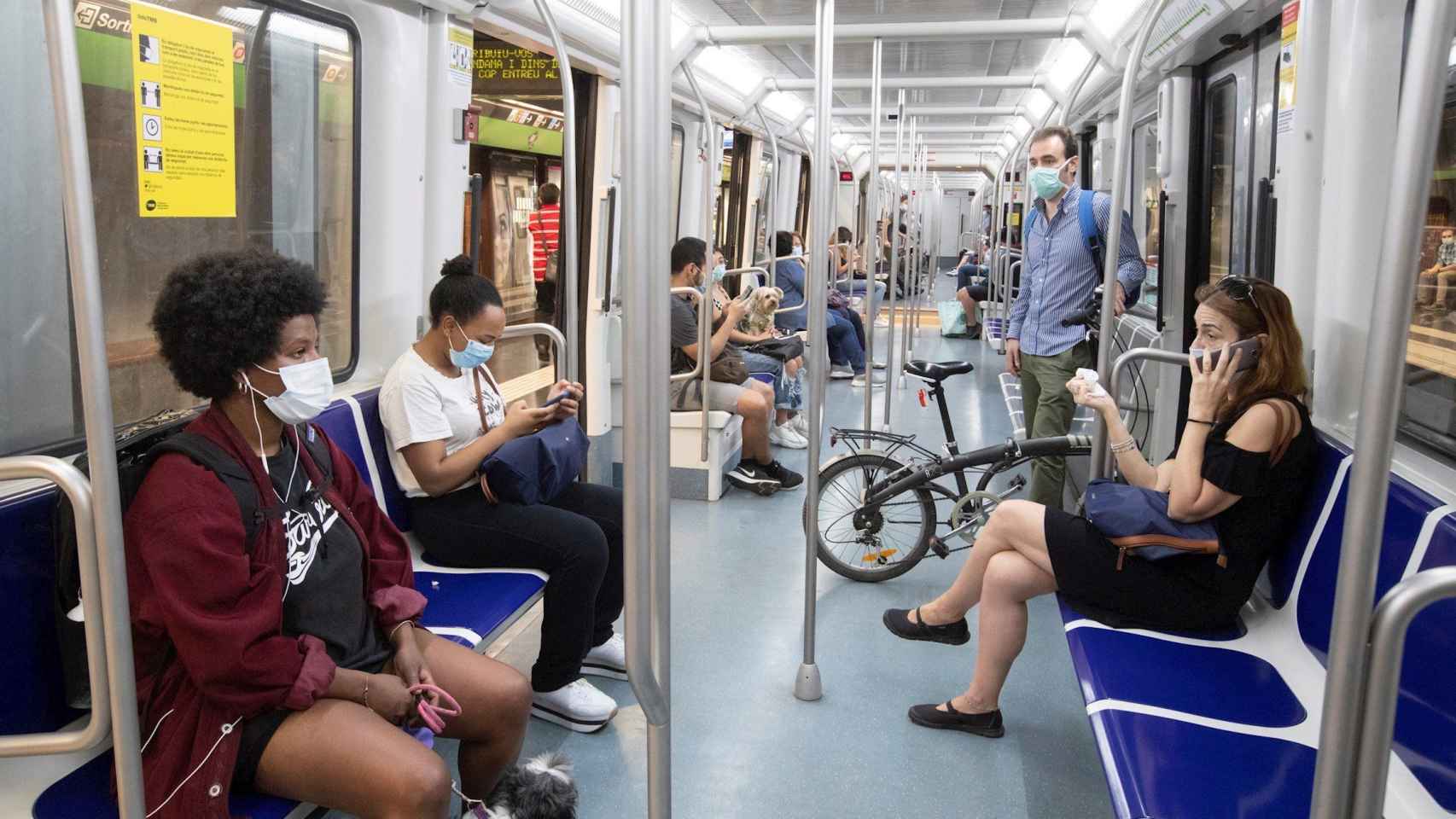 Imagen del interior del metro de Barcelona / EFE