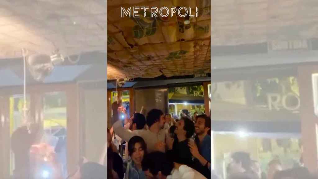 Fiesta sin control en el bar 4 Latas de la calle Tuset de Barcelona