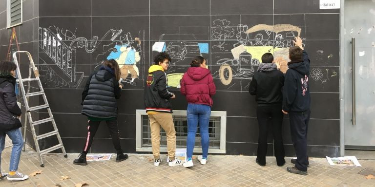 Chicos y chicas de Barcelona en un taller de Eix Jove / EIX JOVE