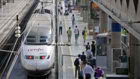 Un tren de Renfe en el andén en una imagen de archivo