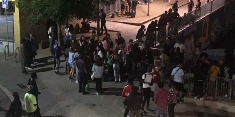 Decenas de personas charlan y beben alcohol en la plaza Terenci Moix a las 23.30 del viernes / CEDIDA
