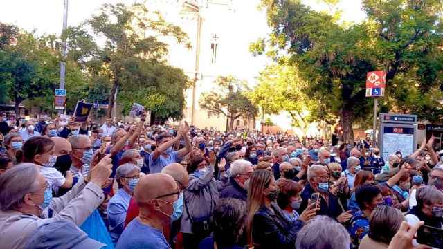 La plaza Orfila de Sant Andreu, desbordada de manifestantes / MENA GADEA