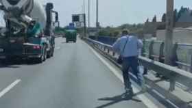 Un conductor escolta a un patinete eléctrico en la ronda Litoral / 'BCN LEGENDS' - TELEGRAM