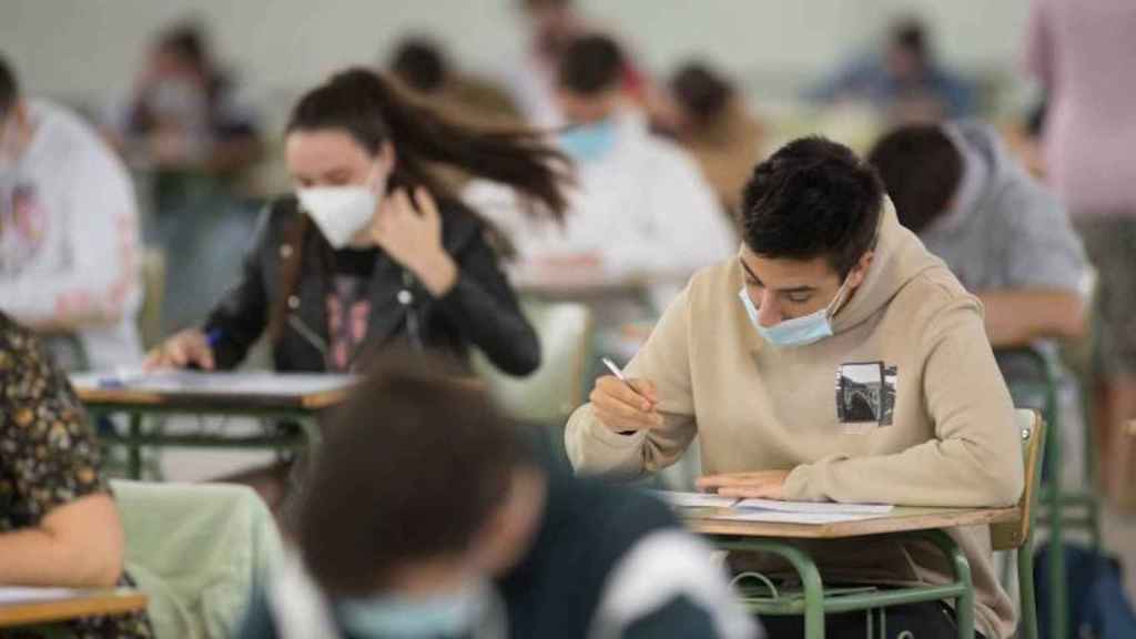 Jóvenes con la mascarilla en un aula / EUROPA PRESS