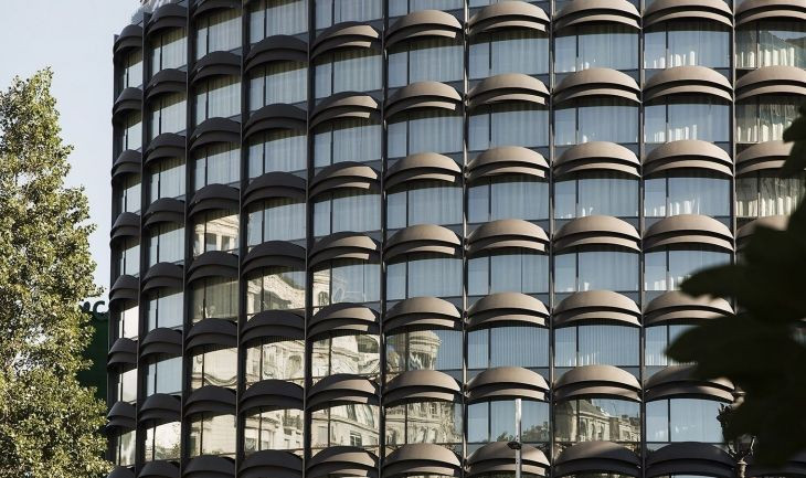 Fachada de vidrio de la promoción de Francesc Macià, 10 de Barcelona