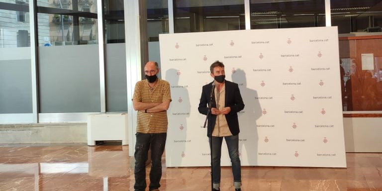 Marc Serra (d.) y Eugeni Rodríguez (i.) durante la rueda de prensa posterior a la reunión en el Ayuntamiento / EUROPA PRESS