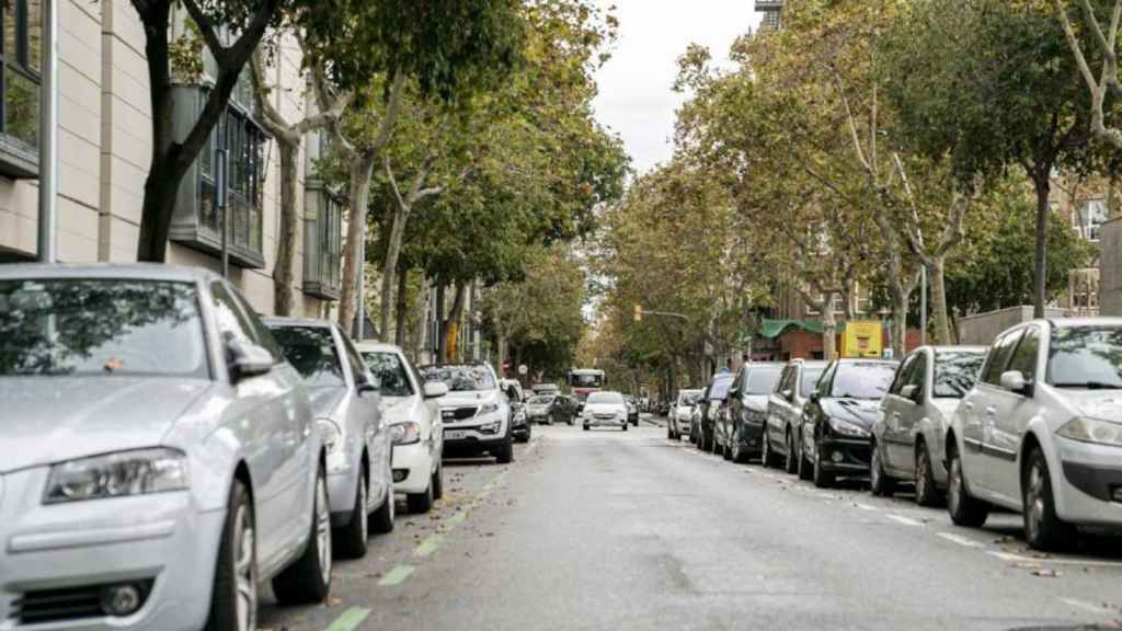 Vehículos estacionados en un área verde de Barcelona